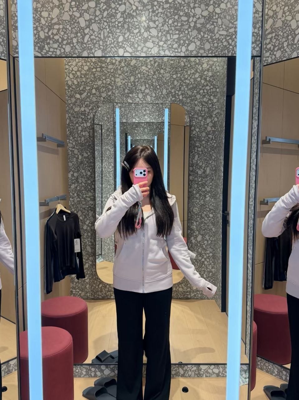 反差大学生少女萝莉自慰 配图