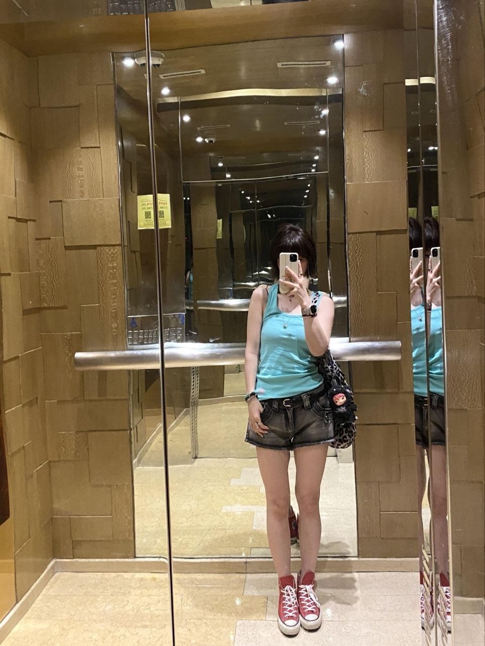 反差大学生少女萝莉自慰 配图