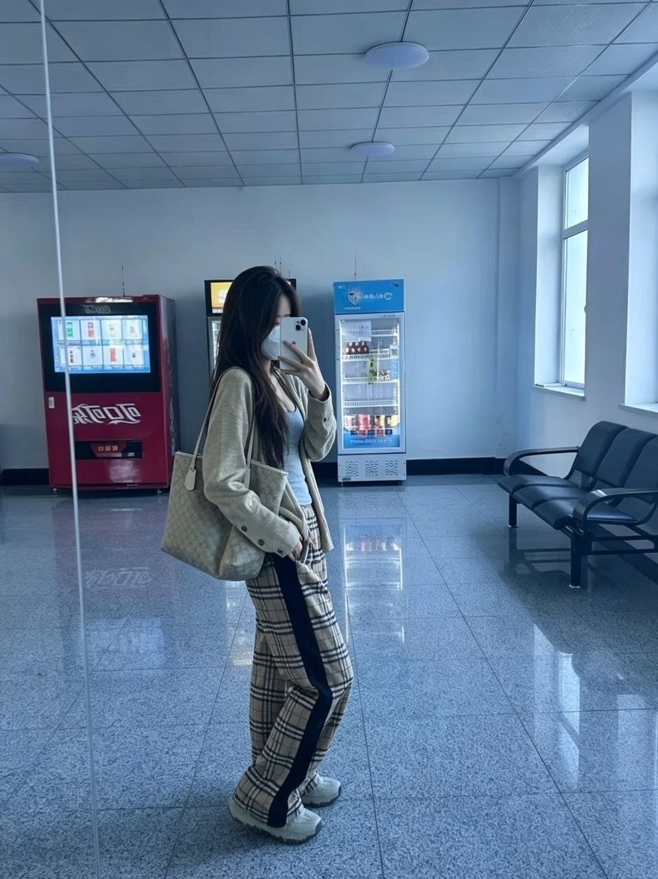 反差大学生少女萝莉自慰 配图